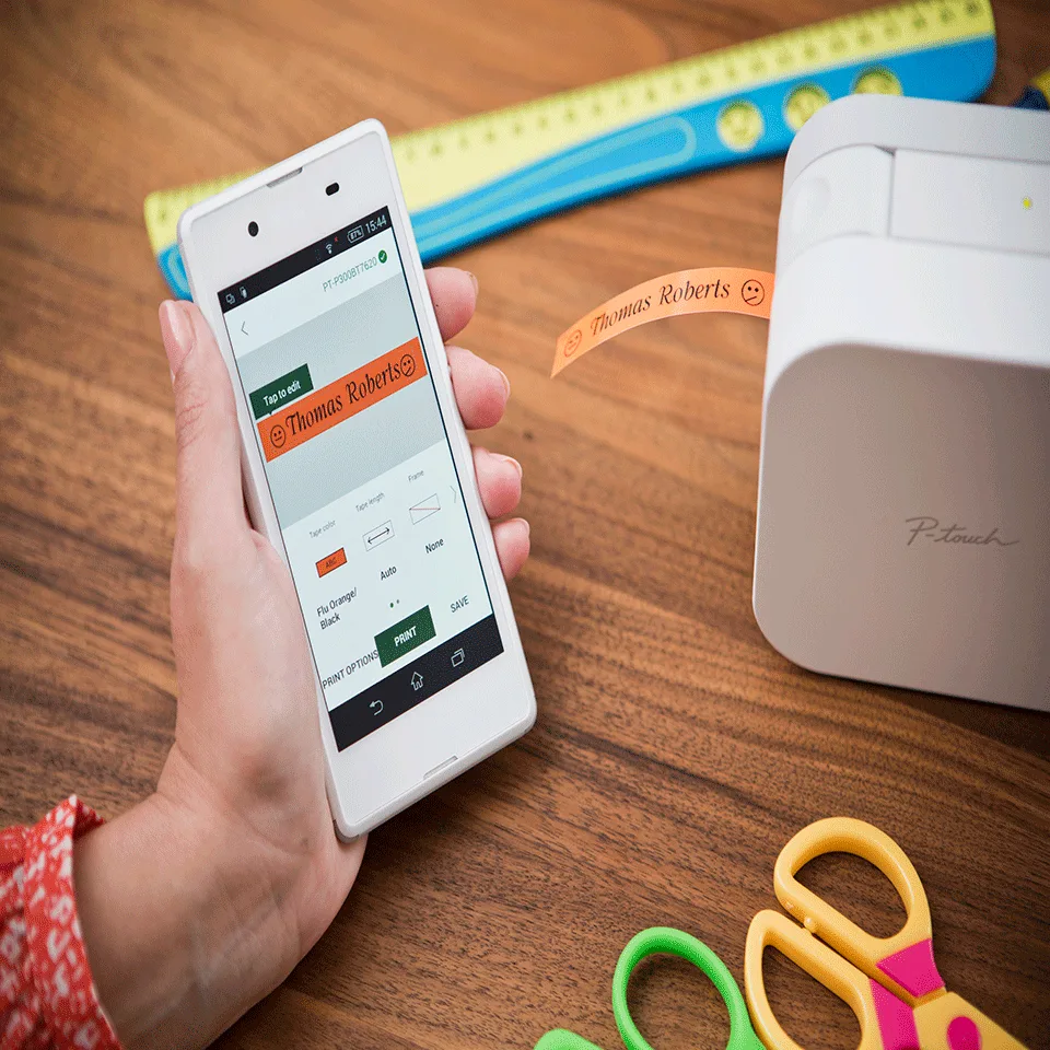 Štítek navrhnete v aplikaci v telefonu a P-touch CUBE ho vytiskne přes Bluetooth