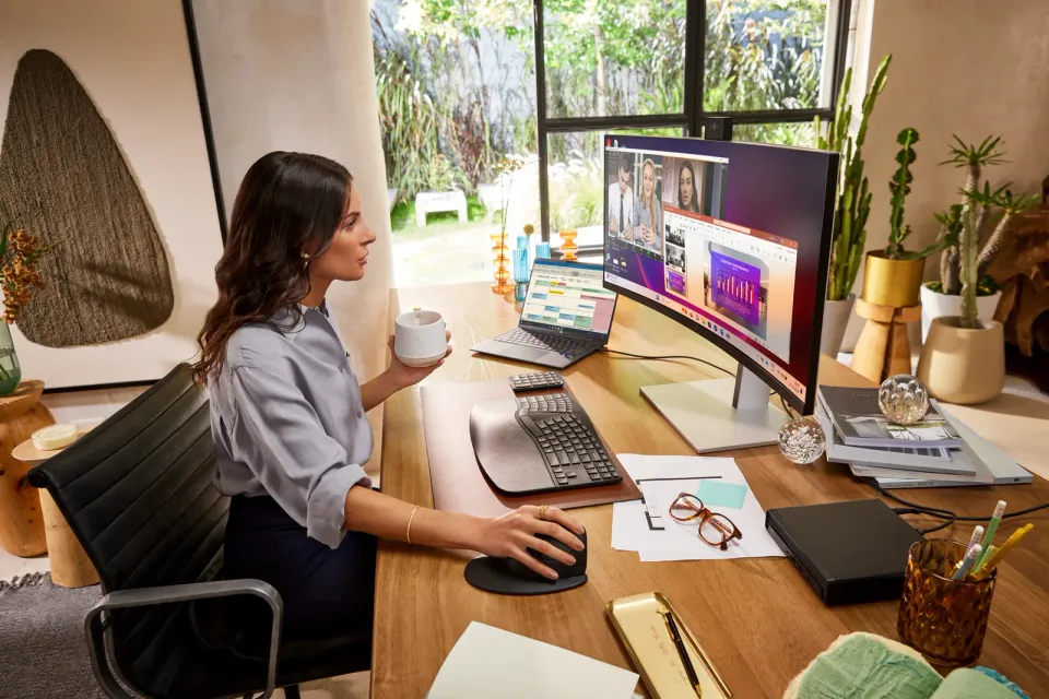 HP 734pm 34 Curved 3440 x1440, IPS,2000:1, 400nits,5ms, HDMI 2.0, DP 1.4, USB3-C,5xUSB-A 4x3W spkr, Cam, RJ-45,TB 4-100W