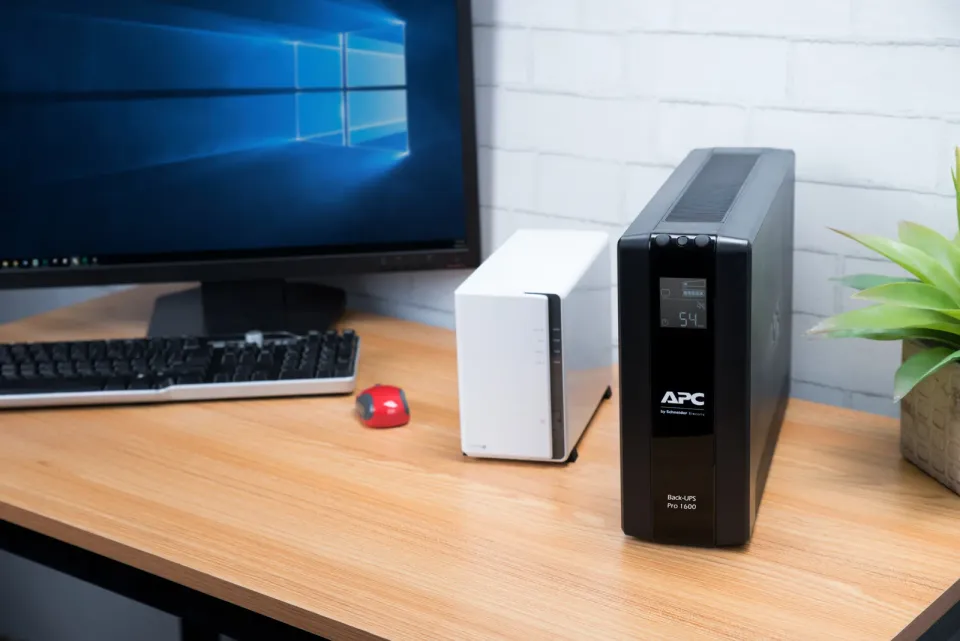 APC Back-UPS Pro BR 1600VA, 8 Outlets, AVR, LCD Interface (960W)