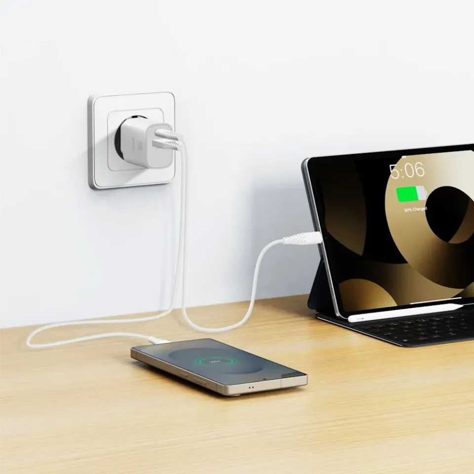 Swissten Síťový Adaptér Edge GaN 1x USB-C PD 20W + 1x USB-A 18W QC Bílý