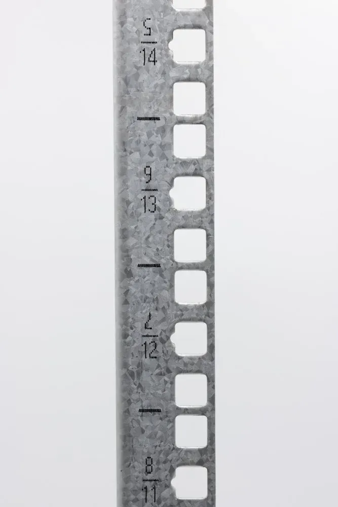 XtendLan Vertikální montážní lišta Telco 18U, pro servery šíře 480mm, stříbrná