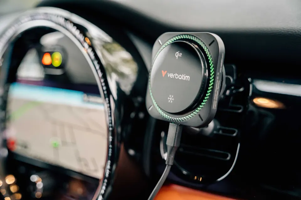 VERBATIM Nabíječka do auta Charge´n´Drive, Magnetická, Bezdrátová, Qi2, RGB