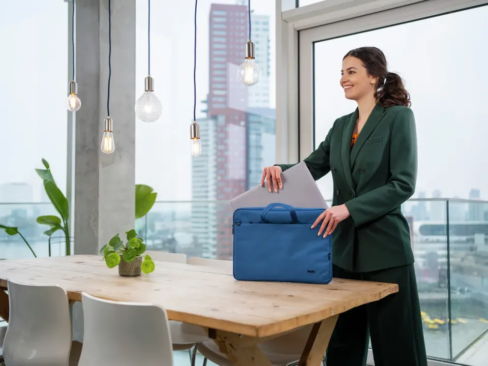 TRUST Pouzdro na notebook 16" Bologna Slim Laptop Bag Eco, modrá