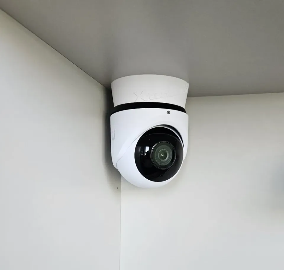 XtendLan Držák pro kameru UniFi G5 Turret Ultra a UniFi G6 Turret, plast odolný UV záření, venkovní použití, bílý