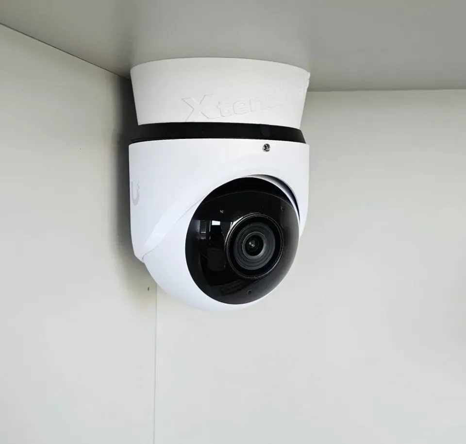 XtendLan Držák pro kameru UniFi G5 Turret Ultra a UniFi G6 Turret, plast odolný UV záření, venkovní použití, bílý