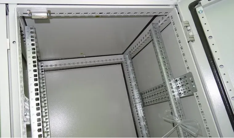 19" venkovní rozvaděč IP55 30U/600mm plech.dveře, 3-bod.zámek