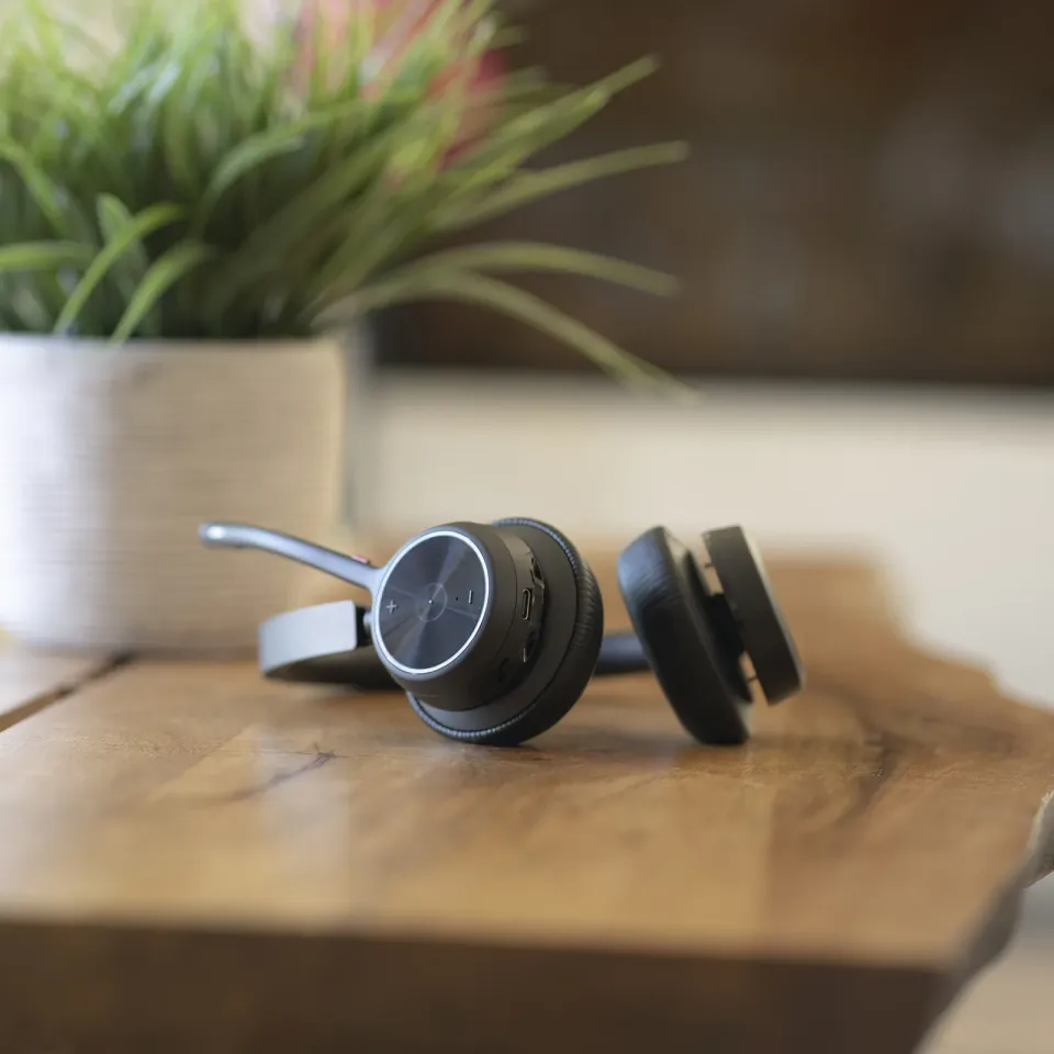 Poly Voyager 4320 bezdrátová náhlavní souprava, BT700 USB-A adaptér, stereo