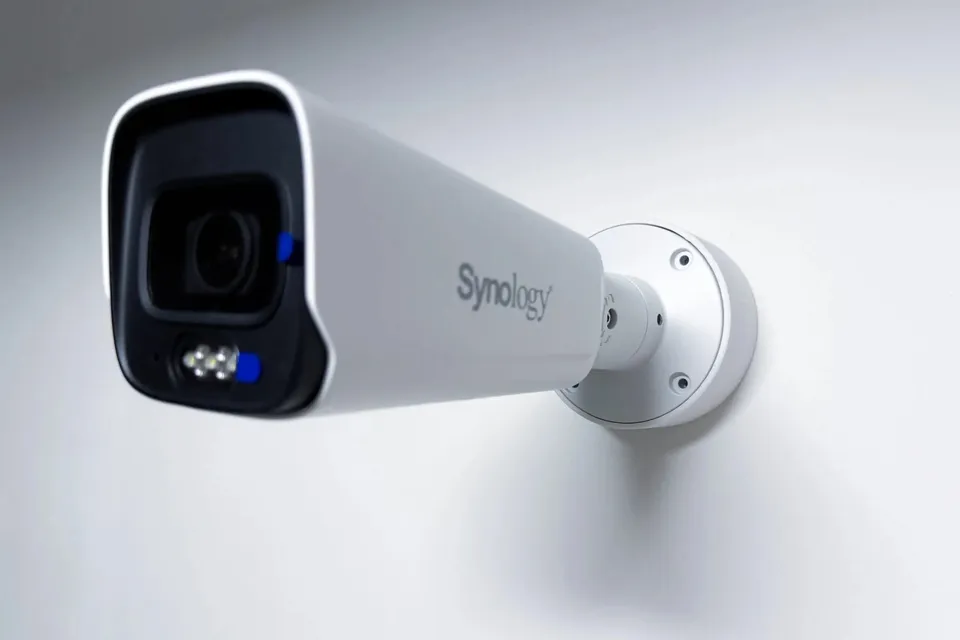 SYNOLOGY držák/krytka kabelů pro kamery Synology BC800 na stěnu a strop, bílý