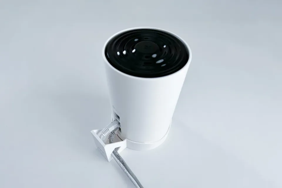 TP-LINK držák s kabelovou krytkou pro kamery VIGI C220/C230/C240/C250 na stěnu, bílý