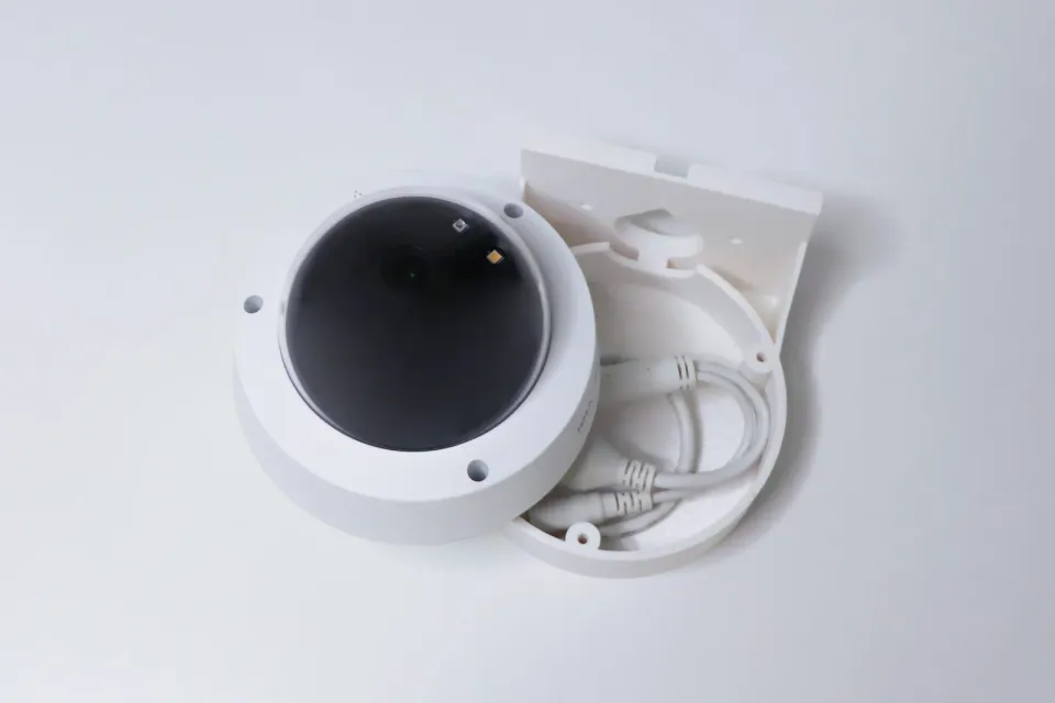 TP-LINK držák s kabelovou krytkou pro kamery VIGI C220/C230/C240/C250 na stěnu, bílý