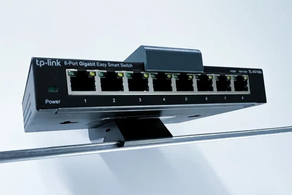 TP-LINK držák na DIN lištu pro rozmer 101x25mm šedá antracit SG108xx/SF1006P/ER605/RP108GE
