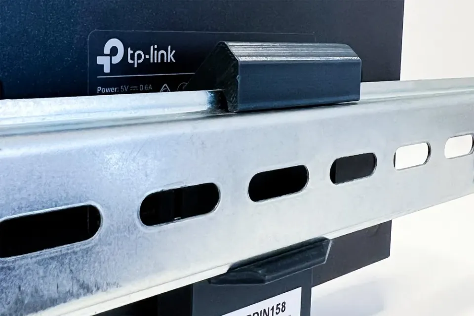 TP-LINK držák na DIN lištu pro rozmer 101x25mm šedá antracit SG108xx/SF1006P/ER605/RP108GE
