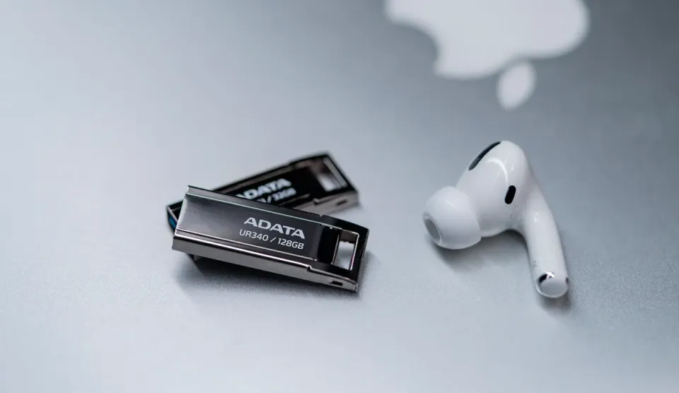 ADATA Flash Disk 64GB UR340, USB 3.2 Dash Drive, kov lesklá černá