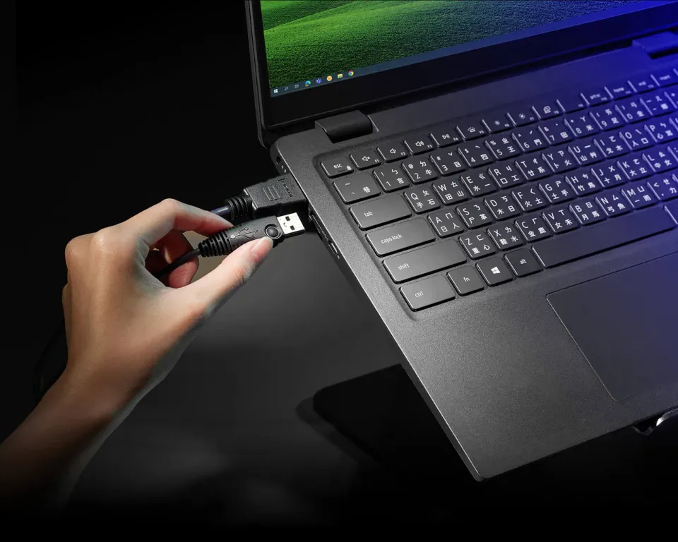 ATEN 2-port HDMI KVM USB mini, integrované kabely, tlačítko pro přepínání