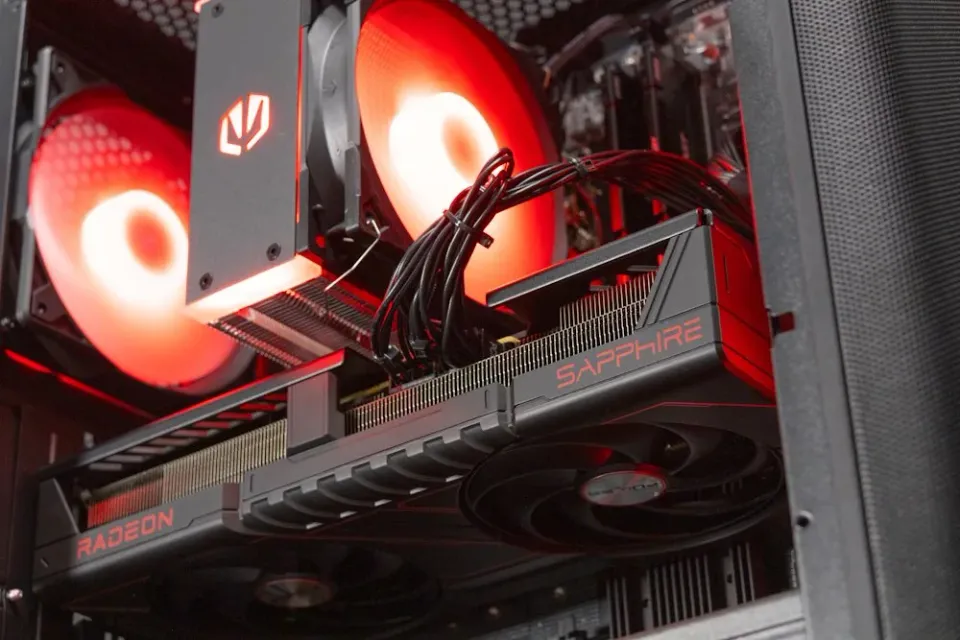 HAL3000 MČR Finale Pro / AMD Ryzen 5 7600/ 32GB DDR5/ RX 9070 GRE/ 1TB PCIe4 SSD/ WiFi/ W11