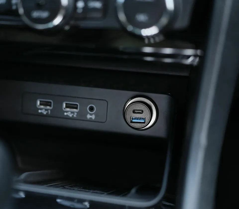 TRUST autonabíječka MAXO 38W, 1x USB-C, 1x USB