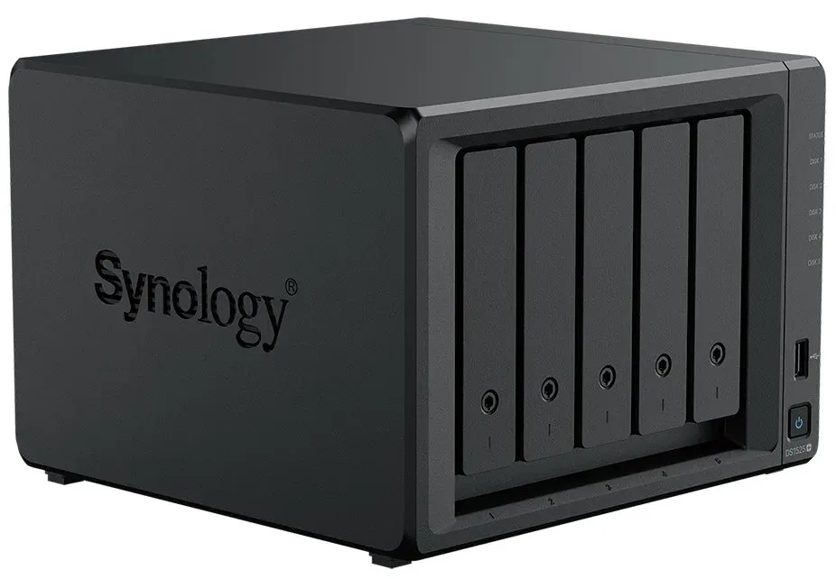 SYNOLOGY DS1525+ Disc Station datové úložiště (pro 5x HDD, AMD Ryzen V1500B, 8GB DDR4, 2x LAN, 2xNVMe, NAS)