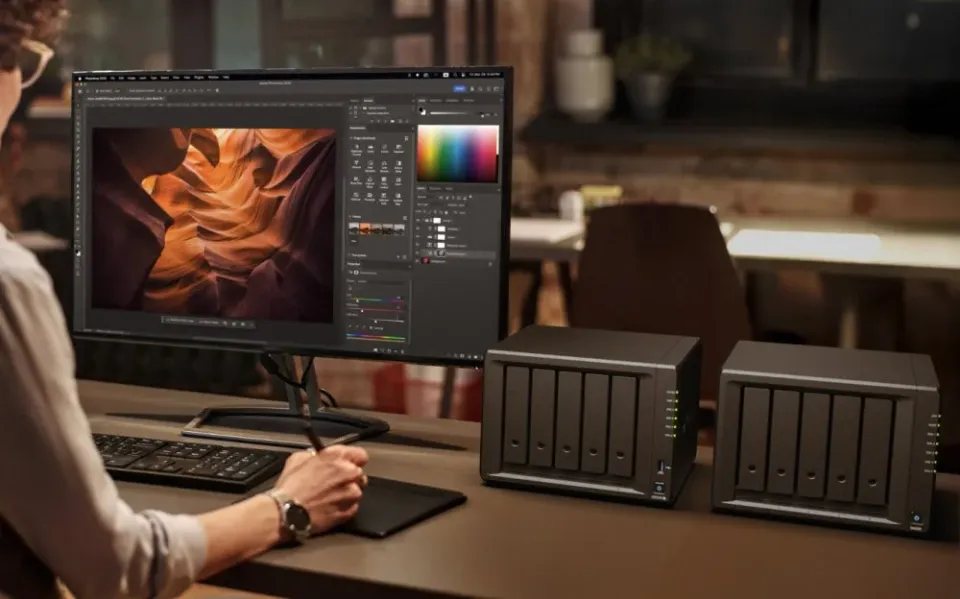 SYNOLOGY DS1525+ Disc Station datové úložiště (pro 5x HDD, AMD Ryzen V1500B, 8GB DDR4, 2x LAN, 2xNVMe, NAS)