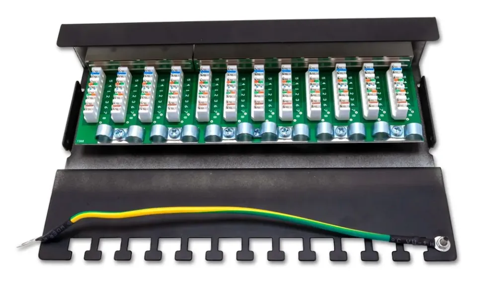 XtendLan Patch panel s možností umístit do 10" racku, 12 portů, 1U, Cat5e, STP, LSA, s krytem, černý