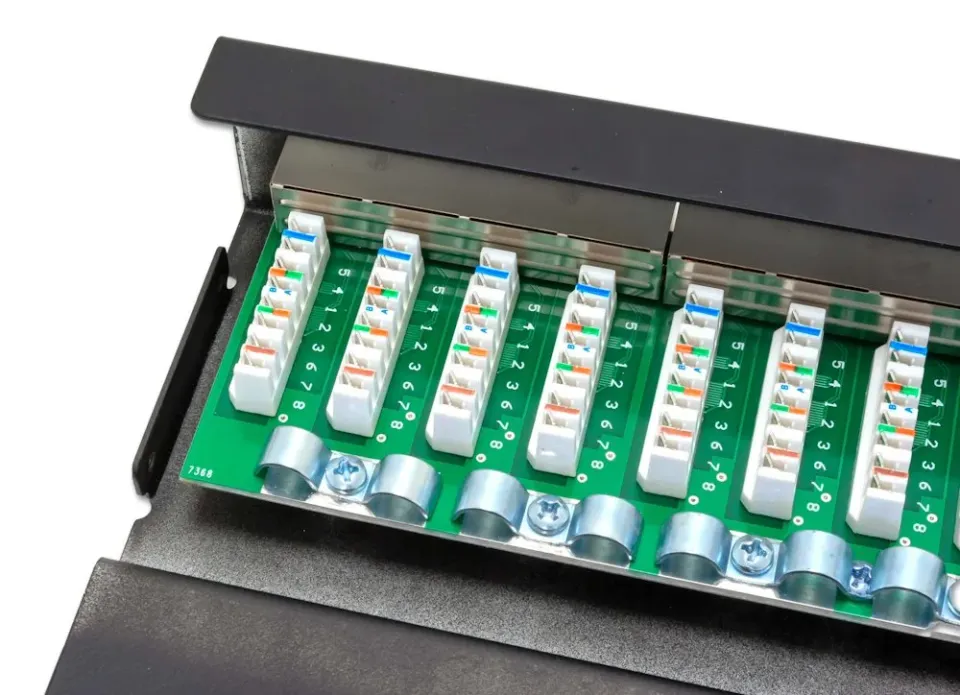 XtendLan Patch panel s možností umístit do 10" racku, 12 portů, 1U, Cat5e, STP, LSA, s krytem, černý