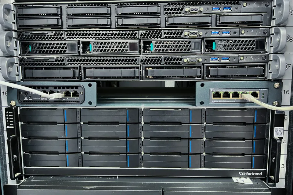 TP-Link D-TP100 Držák do racku pro OC200/OC220//SF1005xx/SG105xx/SG1005xx, šedý