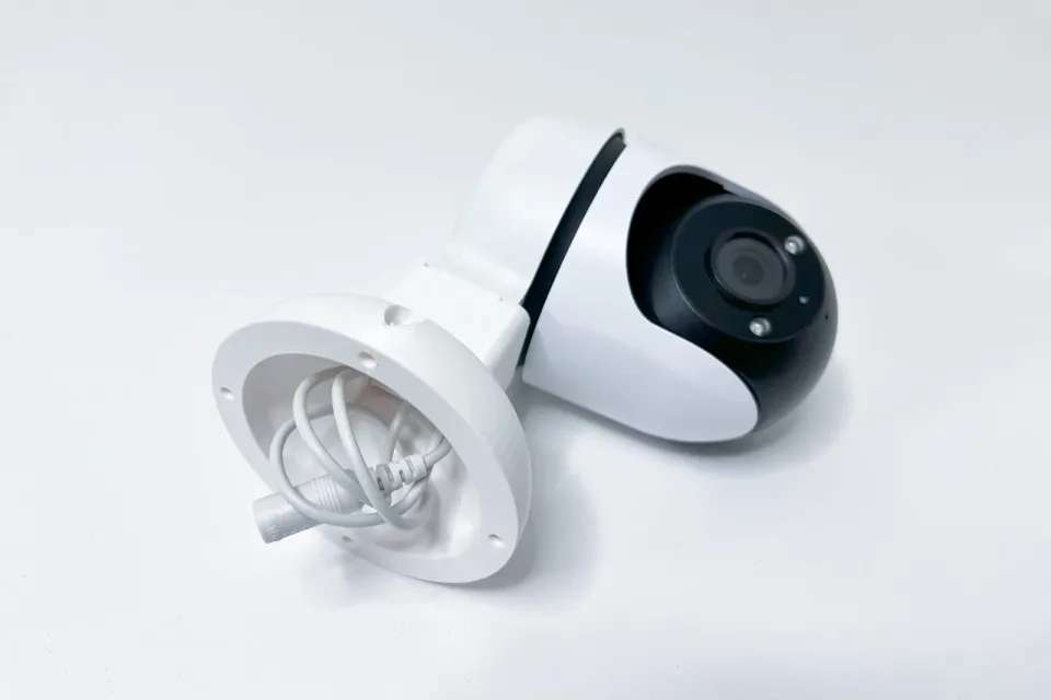 TP-LINK držák/stojan pro kamery Tapo C500/C510W/C520WS na stěnu a strop, bílý s krytkou kabelů