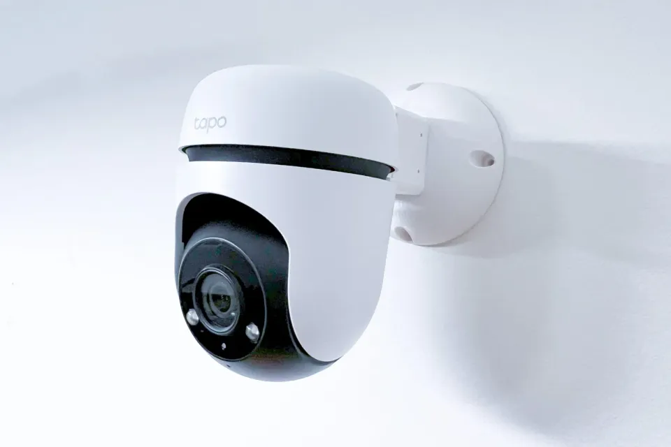 TP-LINK držák/stojan pro kamery Tapo C500/C510W/C520WS na stěnu a strop, bílý s krytkou kabelů