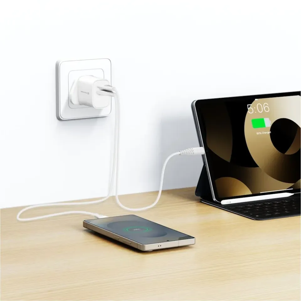 Swissten Síťový Adaptér Edge GaN 1x USB-C PD 20W + 1x USB-A 18W QC, Pro UK Zásuvku Bílý