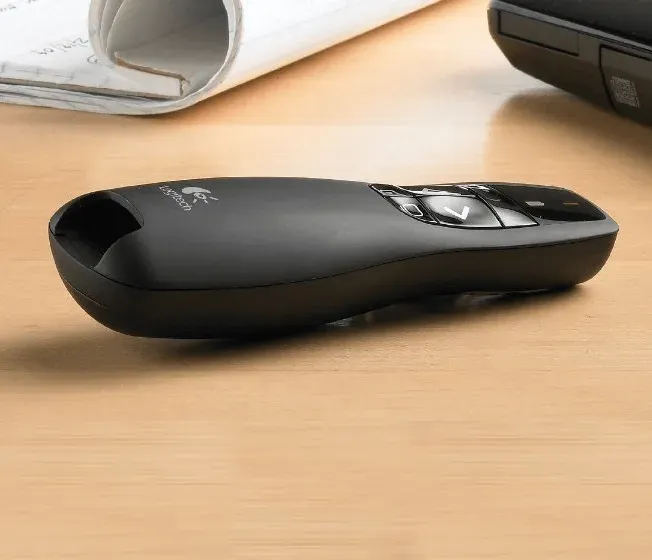 Logitech prezentér Wireless Presenter R400, černý