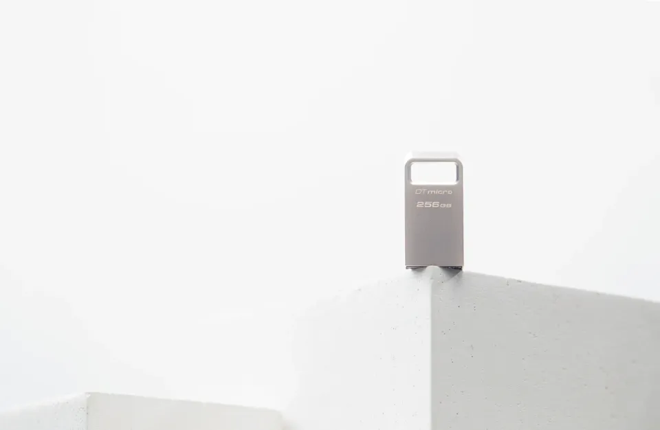 KINGSTON DataTraveler Micro 256GB kovový USB3.2 flash drive (stříbrný)
