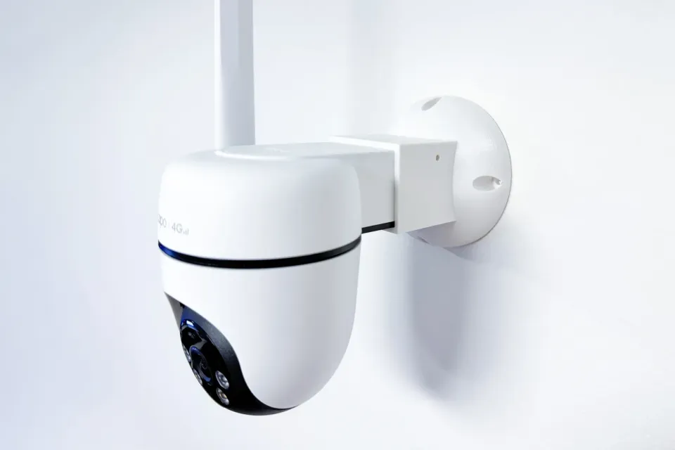 TP-LINK držák/stojan pro kamery Tapo C501GW na stěnu, bílý s krytkou kabelů (1ks)