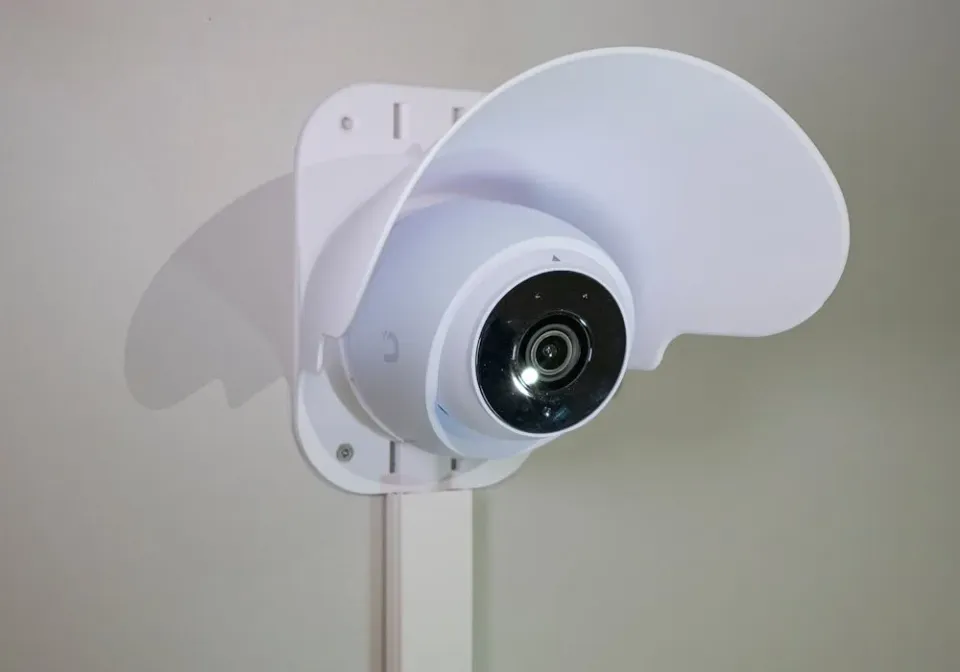 XtendLan Držák s krytem pro kameru UniFi G5 Turret Ultra a UniFi G6 Turret, plast odolný UV záření, venk. použití, bílý