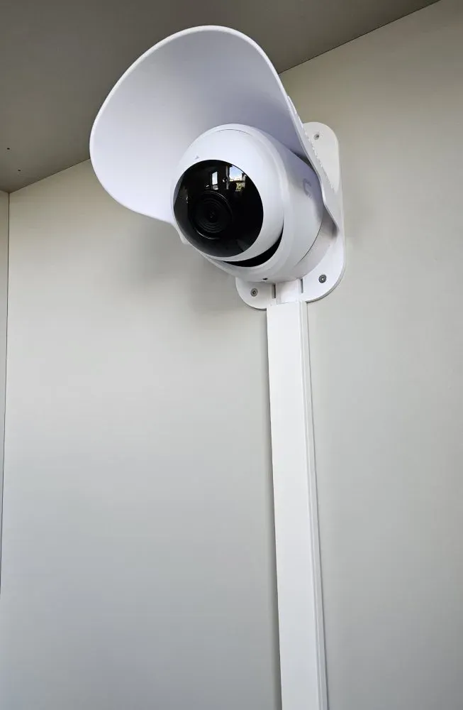 XtendLan Držák s krytem pro kameru UniFi G5 Turret Ultra a UniFi G6 Turret, plast odolný UV záření, venk. použití, bílý