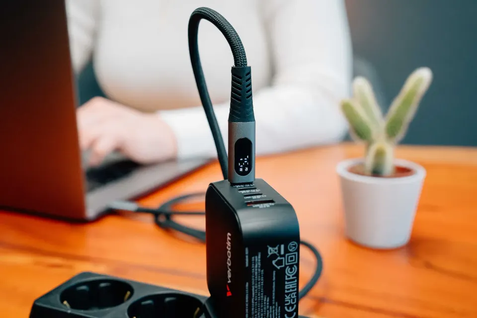VERBATIM Kabel USB4 Sync & Charge, 240W, s displejem, 120cm
