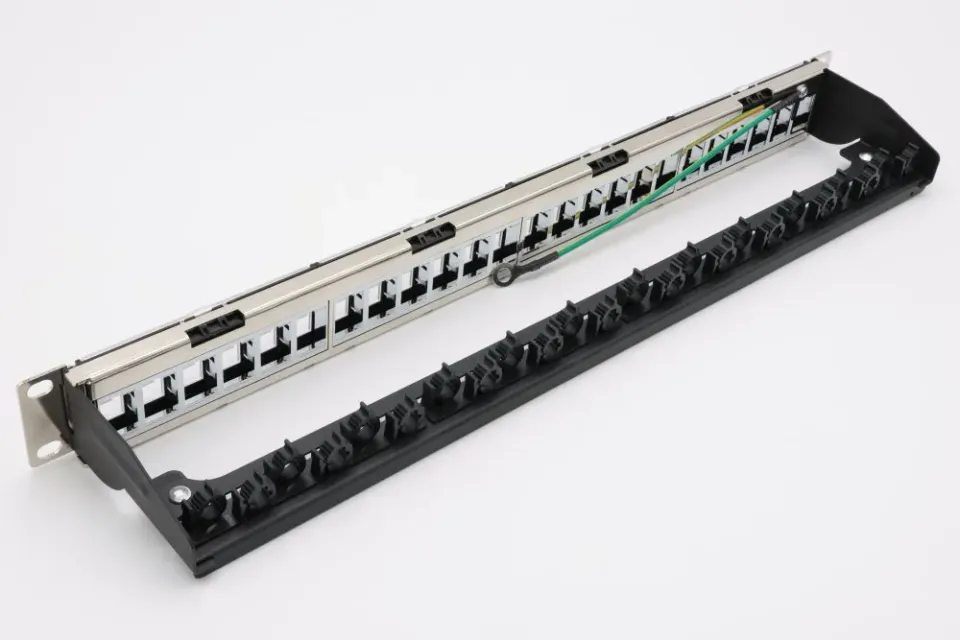 XtendLan Patch panel 19", 24 portů, neosazený, stíněný, černý, Cat5e/6/6A/7, vyvazovák, akce 10+1ks za 1Kč