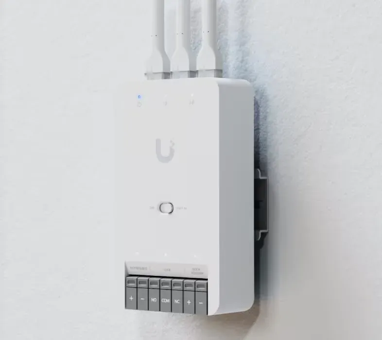 Ubiquiti UniFi Access Door Hub Mini - Hub pro 1 dveře, 2x PoE+ Out, 1x výstup 12V nebo Dry, 1x PoE++