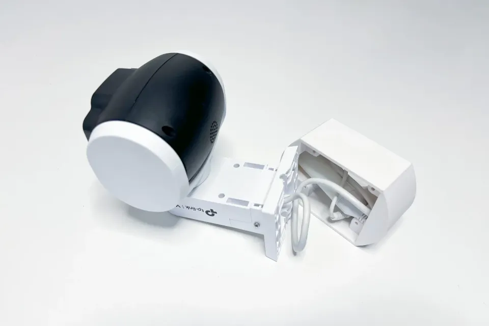 TP-LINK držák s kabelovou krytkou pro kamery VIGI C540V na stěnu nebo strop, bíl