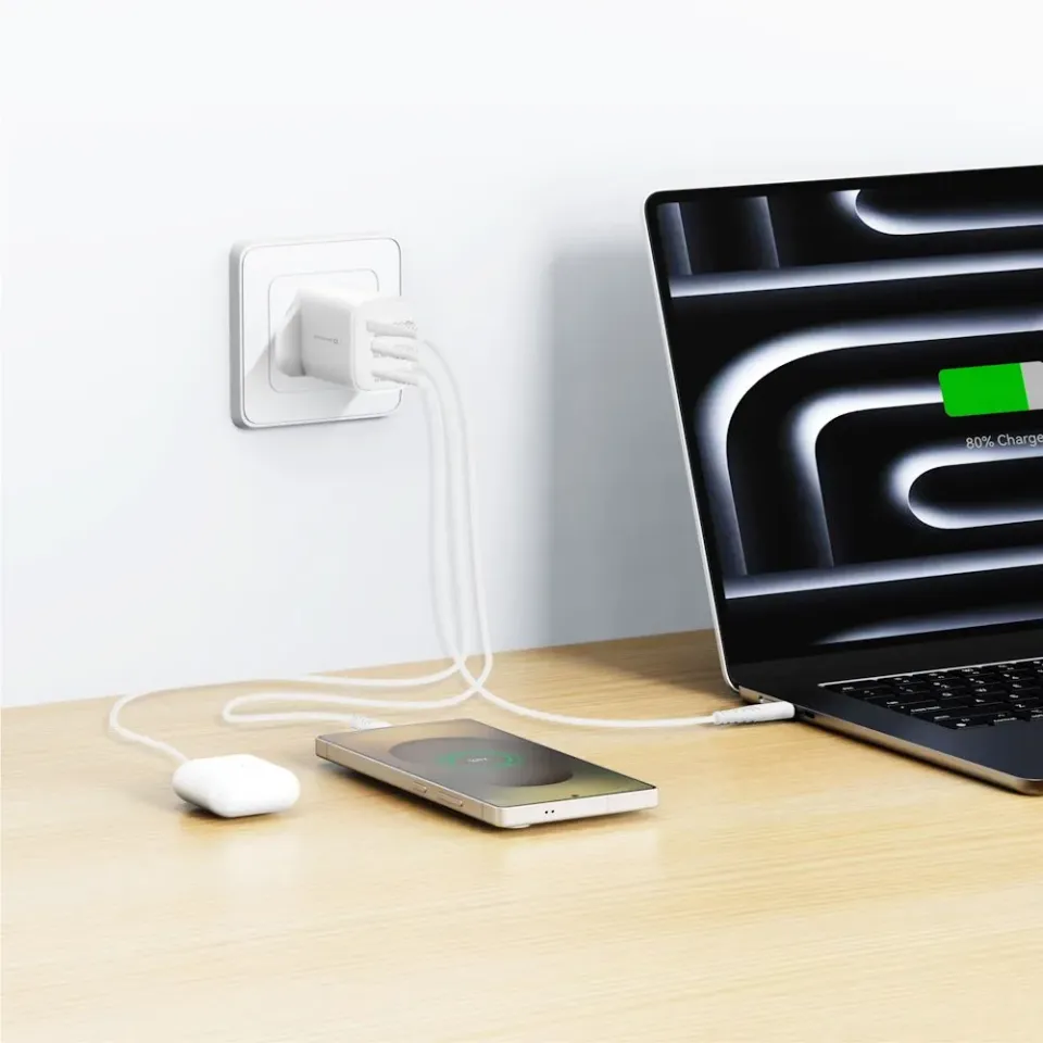 Swissten Síťový Adaptér Edge GaN 2x USB-C PD 65W + 1x USB-A 18W QC, Pro UK Zásuvku Bílý