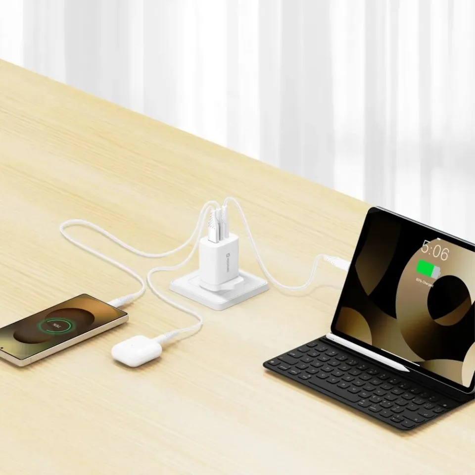 Swissten Síťový Adaptér Edge GaN 2x USB-C PD 65W + 1x USB-A 18W QC, Pro UK Zásuvku Bílý