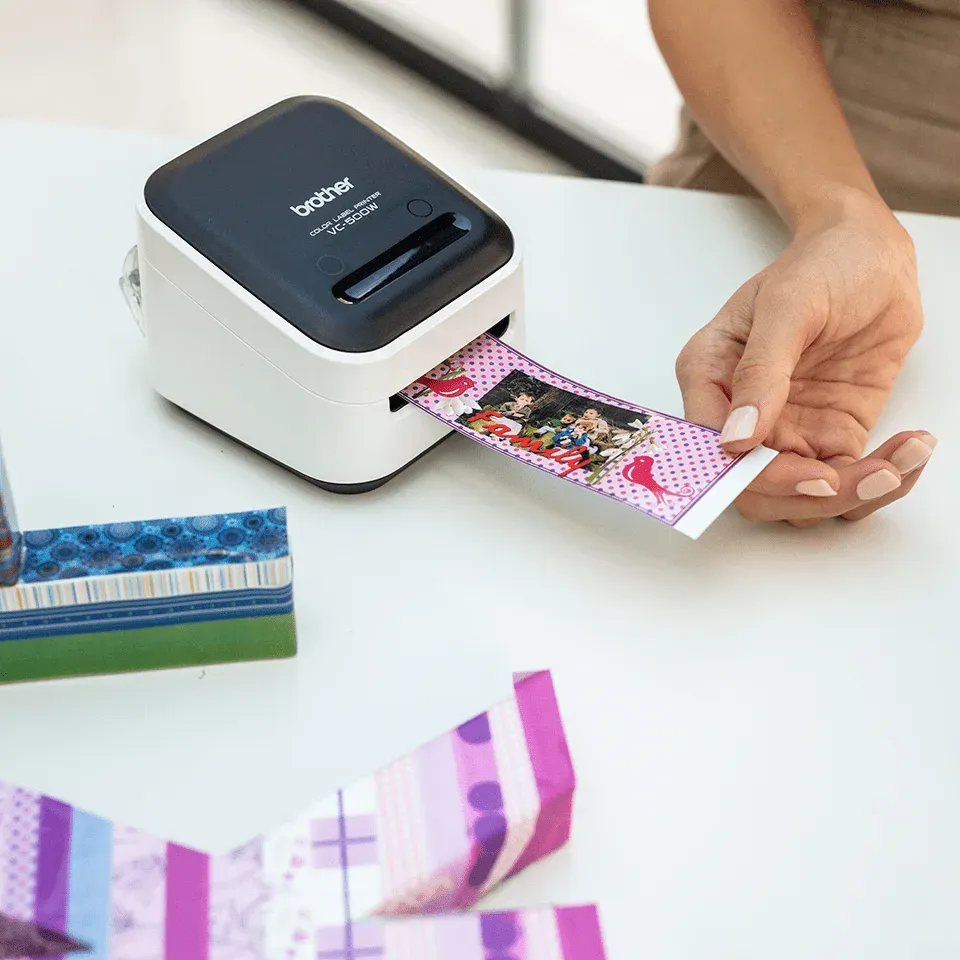BROTHER tiskárna štítků FOTO - VC500W - WIFI, USB, COLOR bez potřeby inkoustu - Integrovaný odstřih