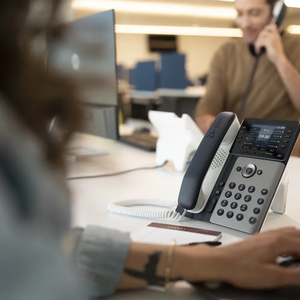 Poly Edge E300 IP telefon s podporou PoE