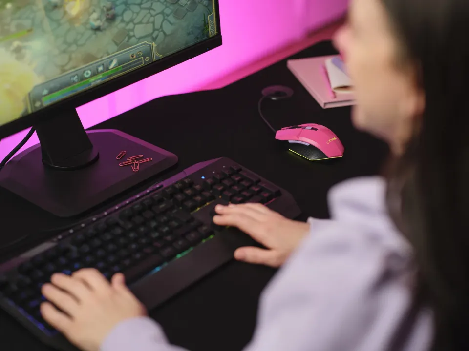 TRUST GXT 109 FELOX/Herní/Optická/Pro praváky/6 400 DPI/Drátová USB/Růžová