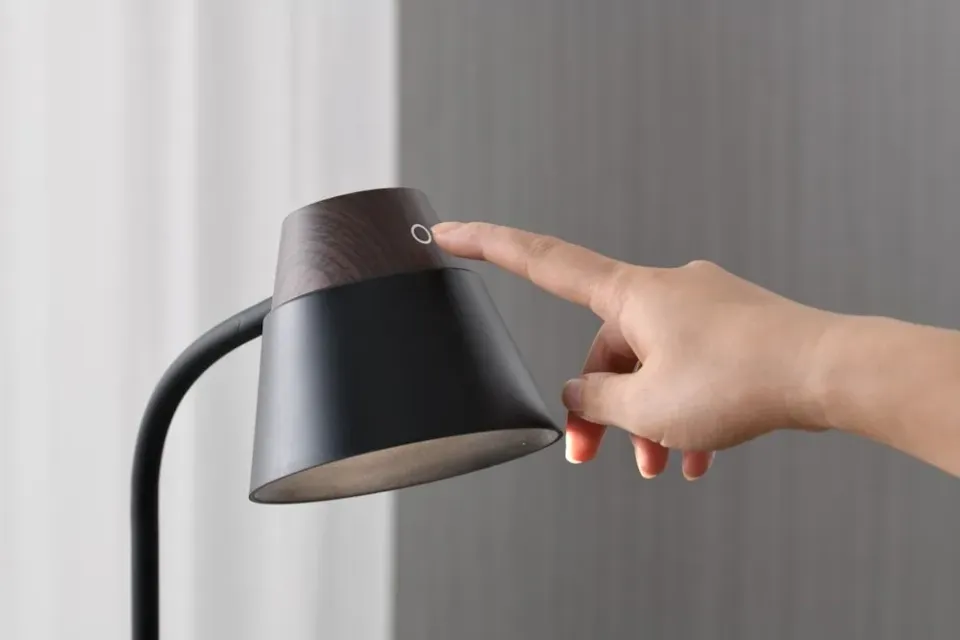 IMMAX LED stolní lampička IDEAL/ Qi nabíjení/ CCT/ 8W/ 800lm/ budík s hodinami/ tmavé dřevo/černá