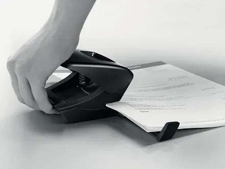 LEITZ Ekologická děrovačka NeXXt RECYCLE, 30 listů, černá