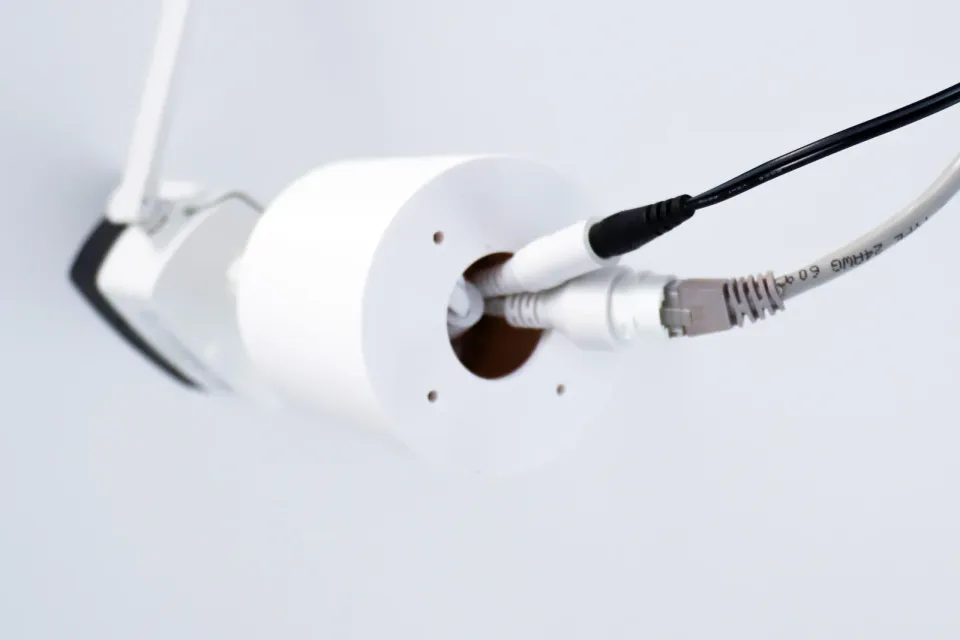 TP-LINK držák s kabelovou krytkou pro kamery VIGI C340/C340-W na stěnu, bílý