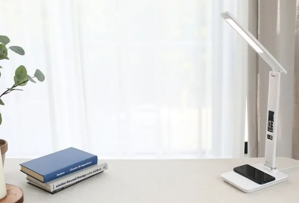 IMMAX LED stolní lampička Kingfisher/ Qi nabíjení/ 8,5W/ 400lm/ 12V/2,5A/ 3 barvy světla/ sklápěcí rameno/ bílá
