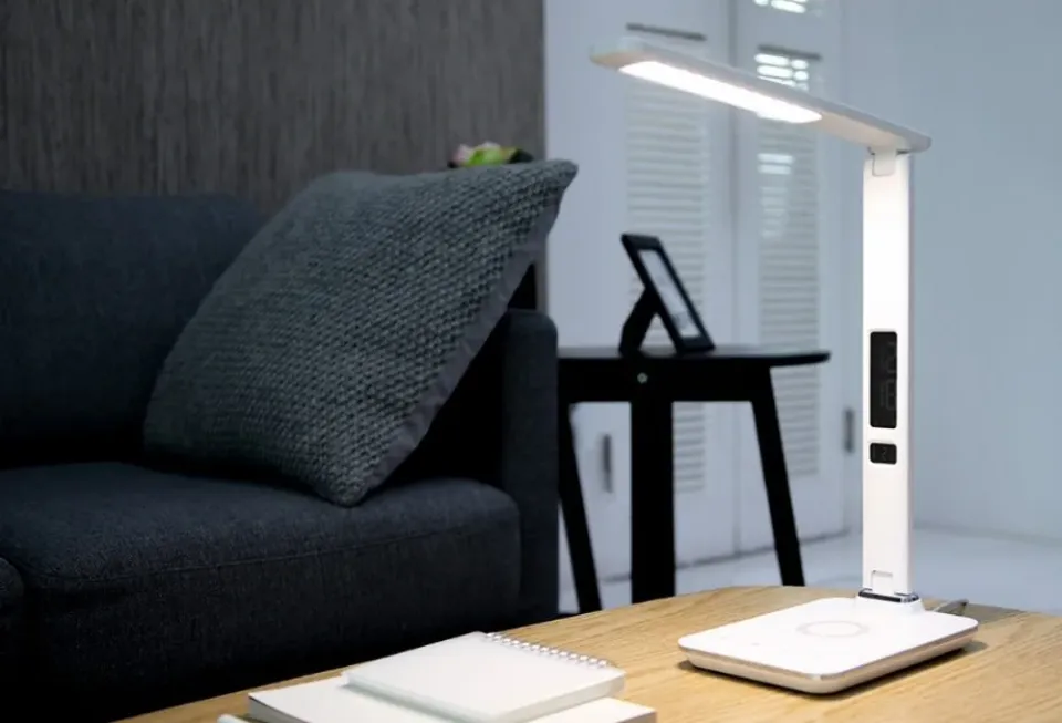 IMMAX LED stolní lampička Kingfisher/ Qi nabíjení/ 8,5W/ 400lm/ 12V/2,5A/ 3 barvy světla/ sklápěcí rameno/ bílá