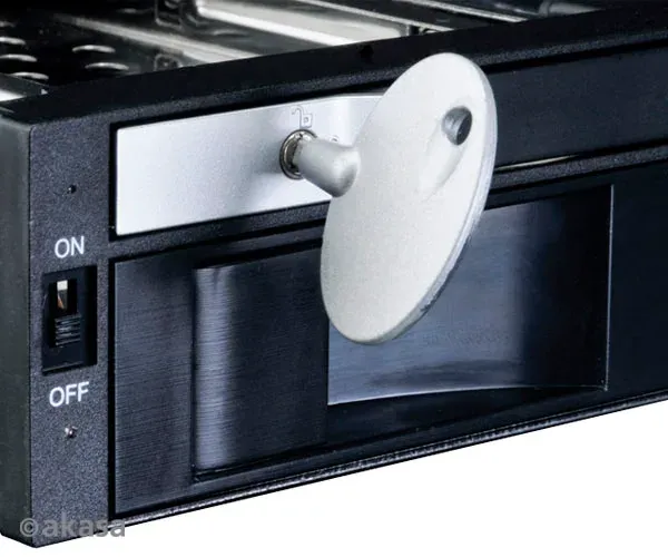 AKASA Lokstor M51 - 2.5" a 3.5" HDD rack do 5,25"