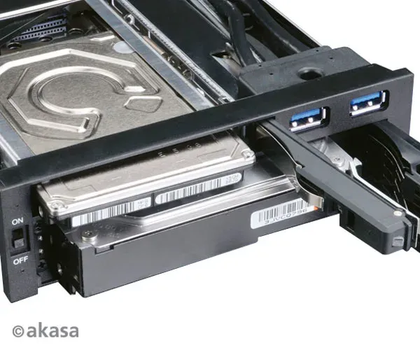 AKASA Lokstor M51 - 2.5" a 3.5" HDD rack do 5,25"