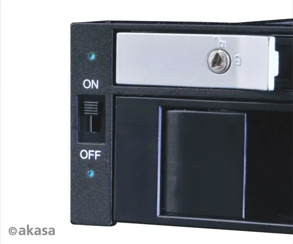 AKASA Lokstor M51 - 2.5" a 3.5" HDD rack do 5,25"